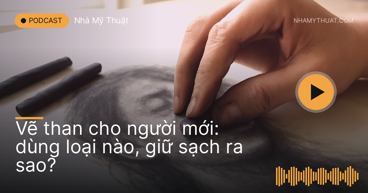 Ngón tay lấm than xoa nhẹ trên tờ giấy ngà trong xưởng sáng