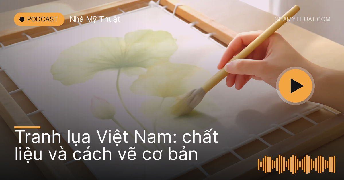 Khung lụa căng trên bàn, bàn tay cầm cọ lông mềm tô màu nhạt