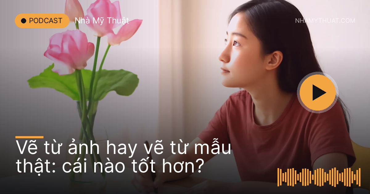 Người vẽ úp điện thoại xuống bàn, nhìn bình hoa sen thật